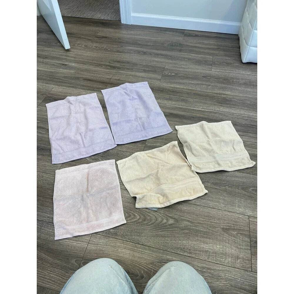 8 bath towels , 2 Hand and 3 washcloths